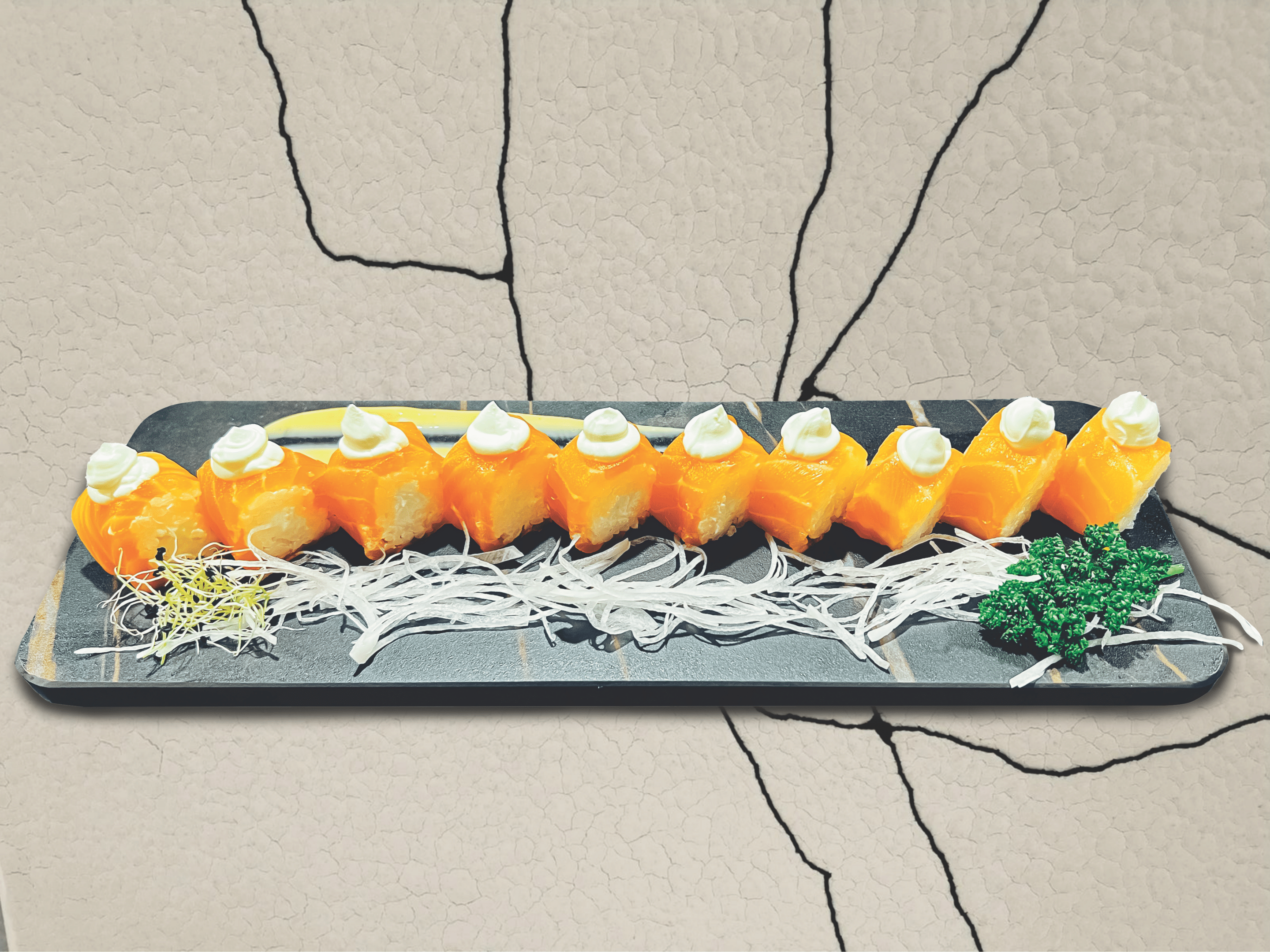 Maki aux ingrédients frais, avec une touche de fromage crémeux et de légumes croquants