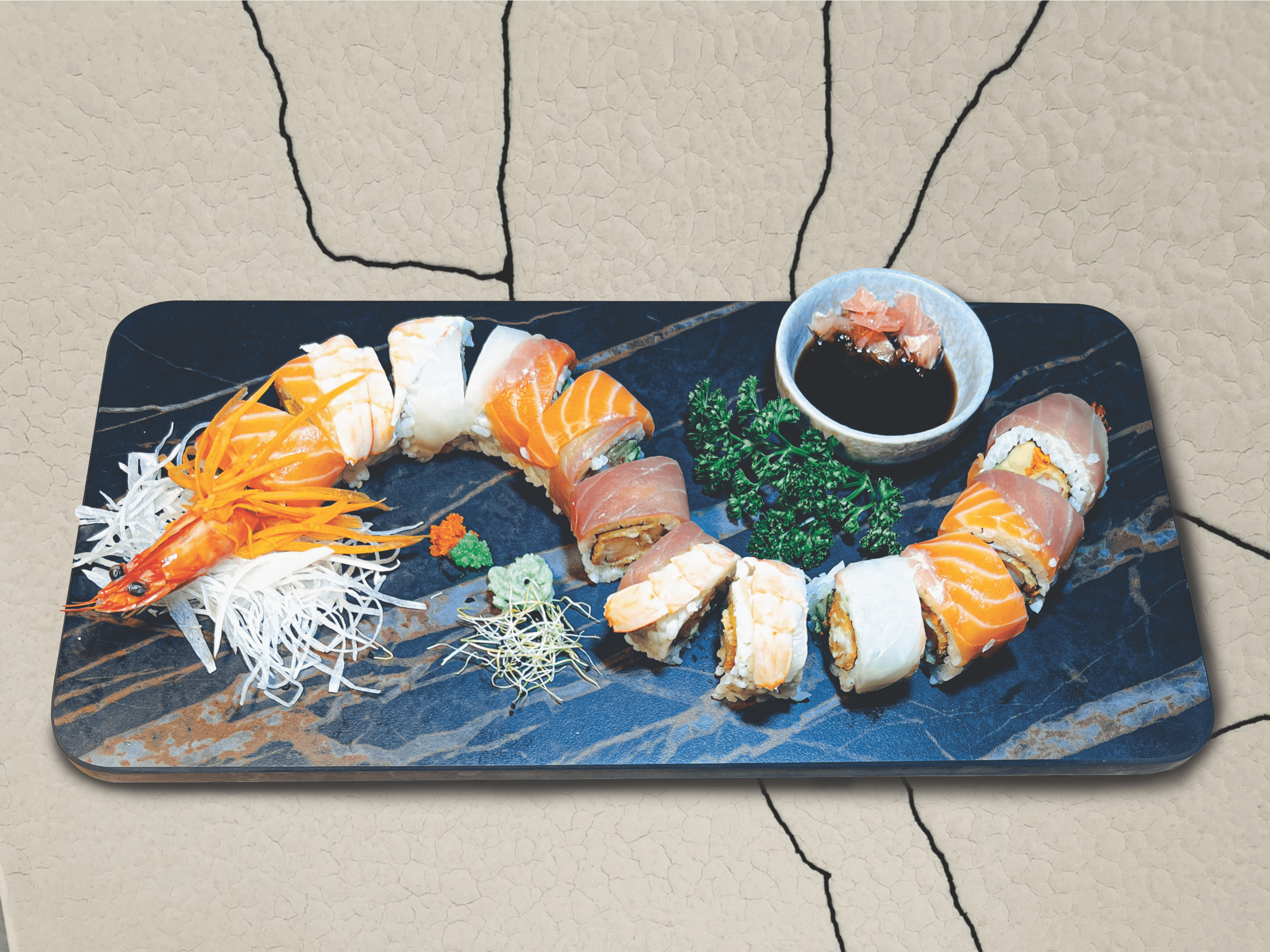Sushi dragon, garnis de poisson frais, avec une touche de sauce épicée et de légumes croquants