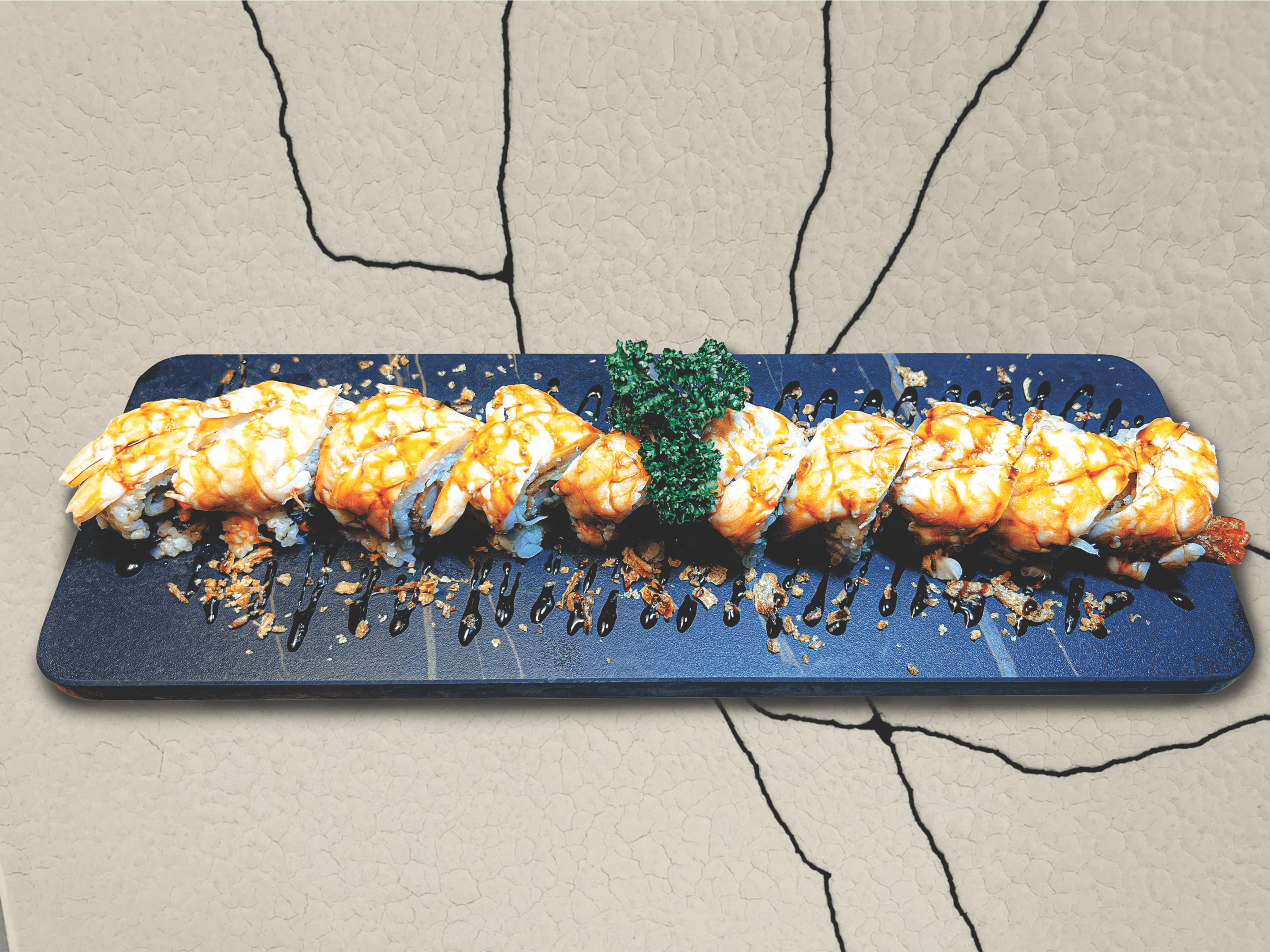 Furaï de crevettes croustillantes servies avec des oignons frits et une sauce d'accompagnement