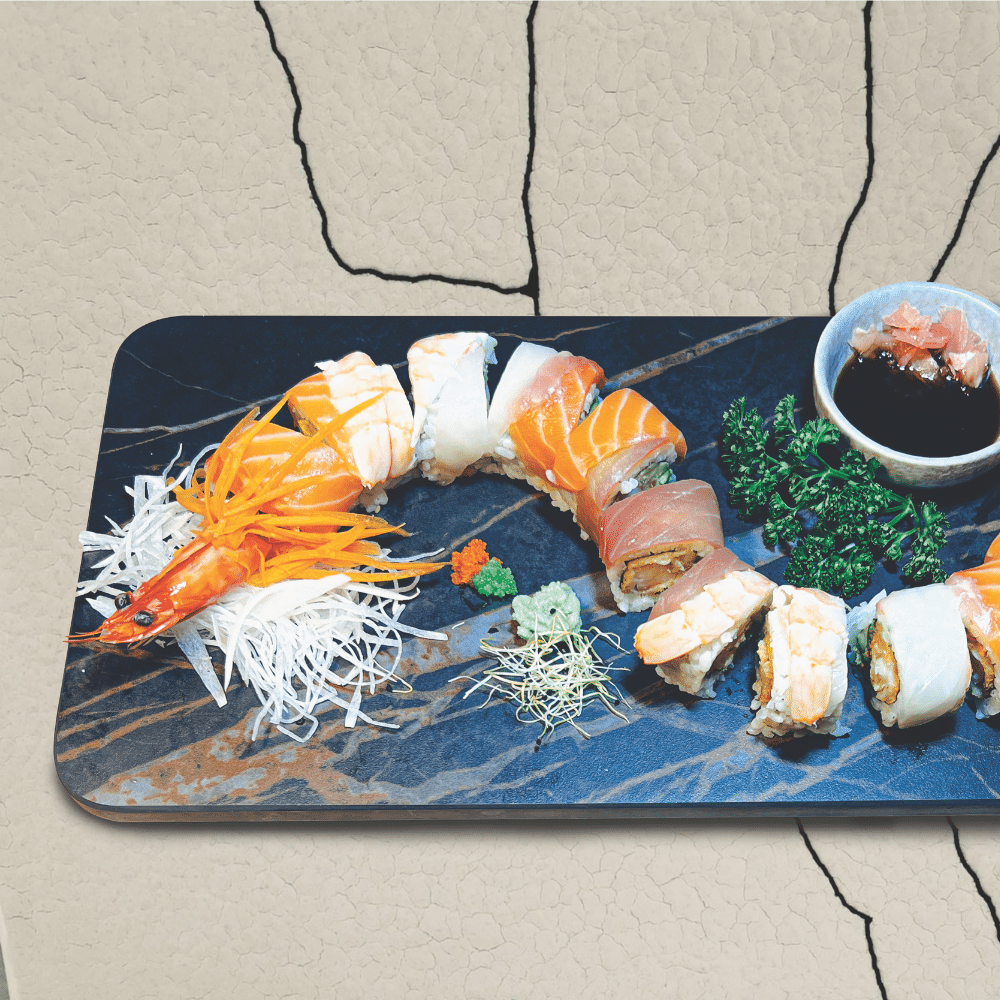 Sushi dragon, garnis de poisson frais, avec une touche de sauce épicée et de légumes croquants