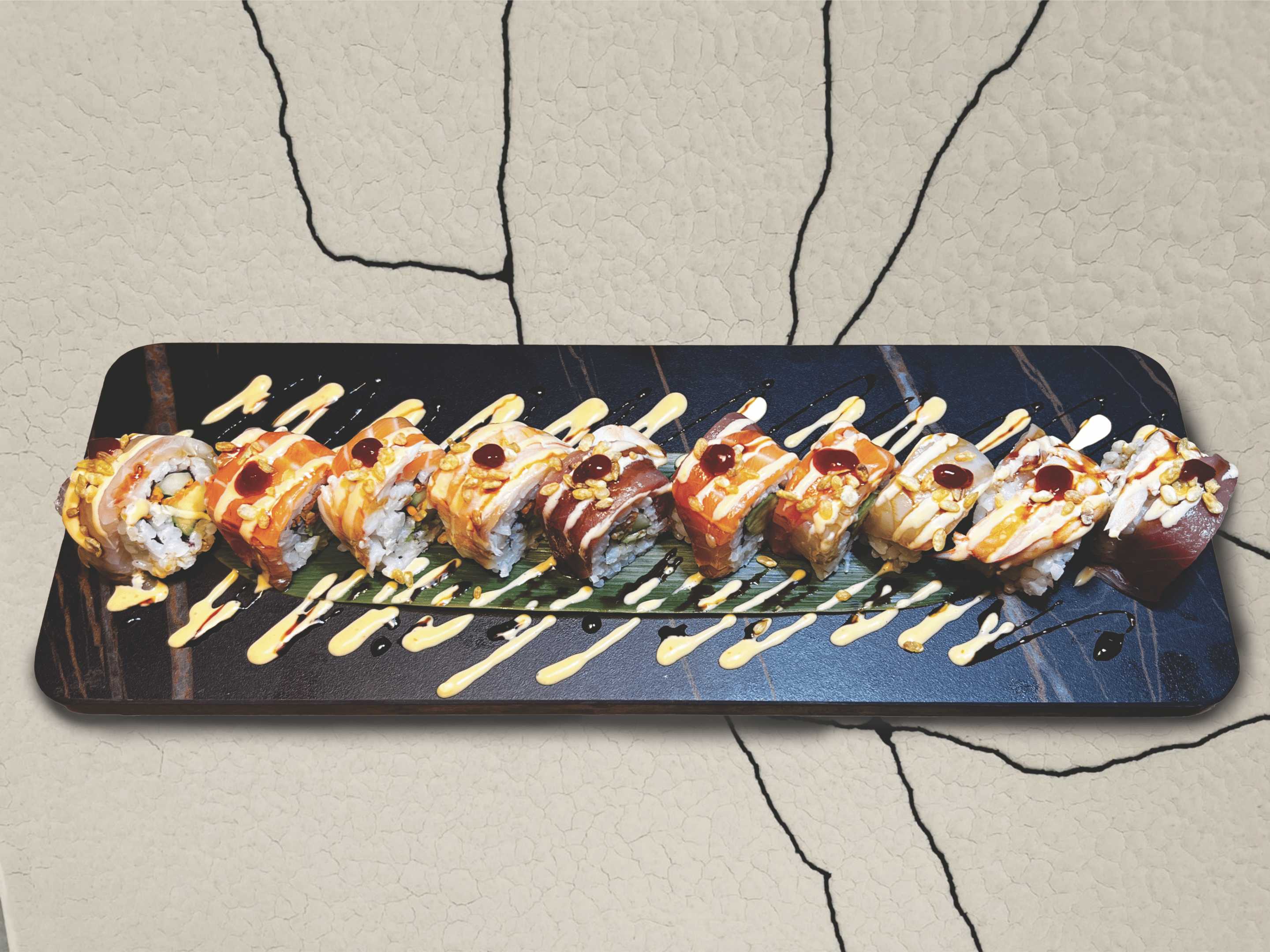 Sushi Sturai épicé, garni de poisson frais, de légumes croquants et nappé d'une sauce épicée savoureuse