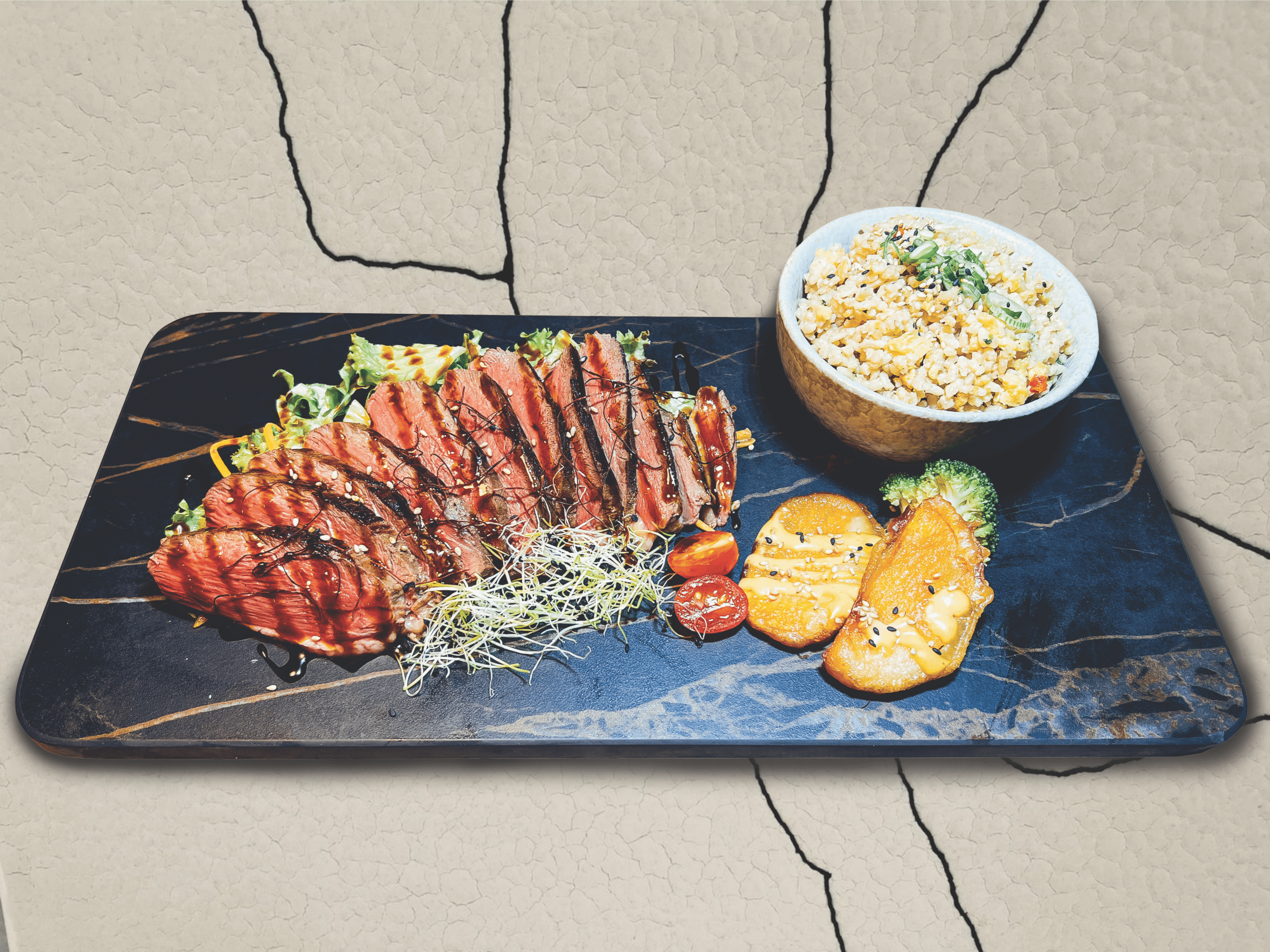 Magret de canard rôti accompagné de garnitures savoureuses, servi avec un riz parfumé et des légumes frais