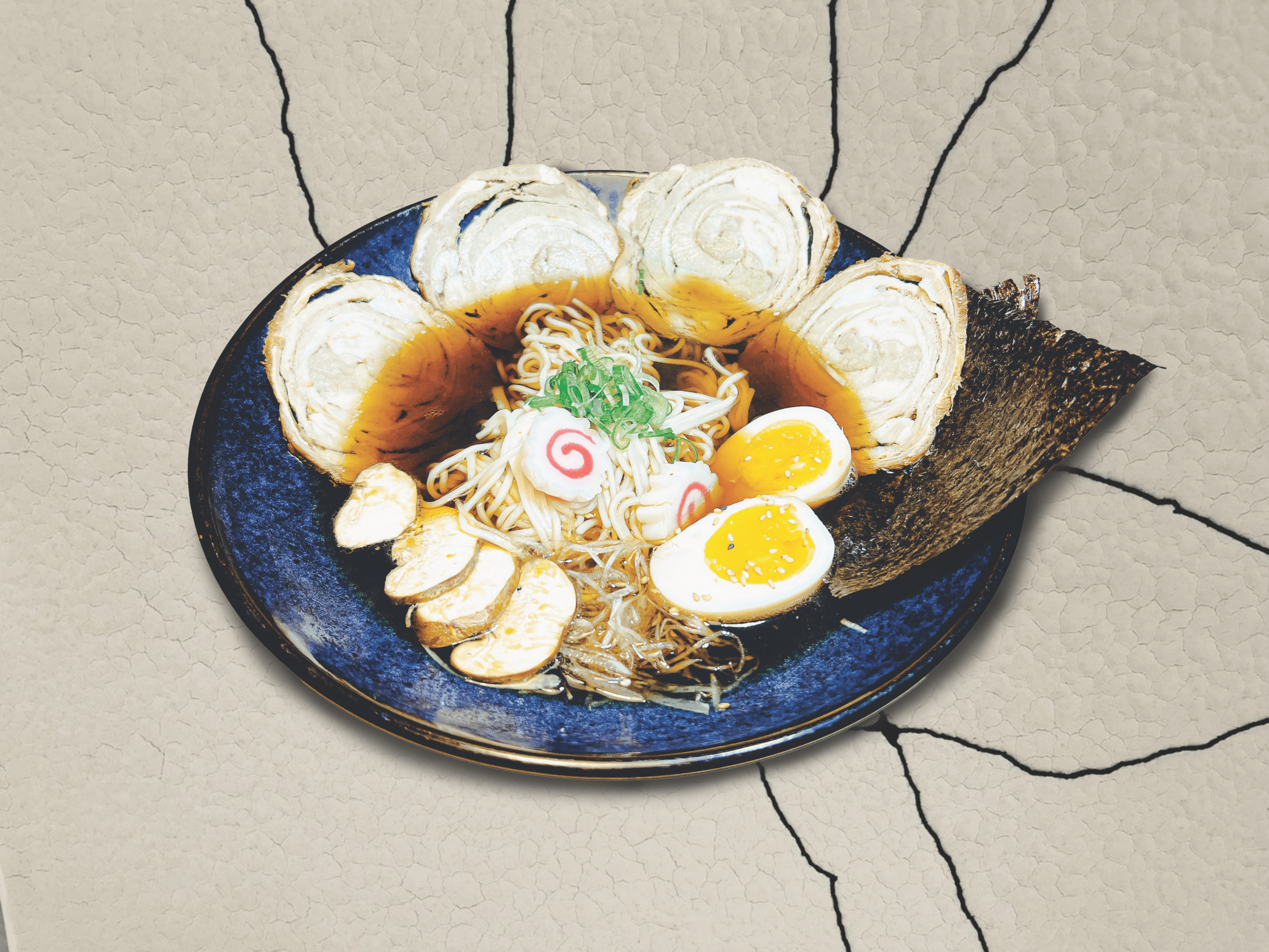 Ramen au bouillon savoureux, accompagné de tranches de poulet, œuf mollet, narutomaki et légumes frais