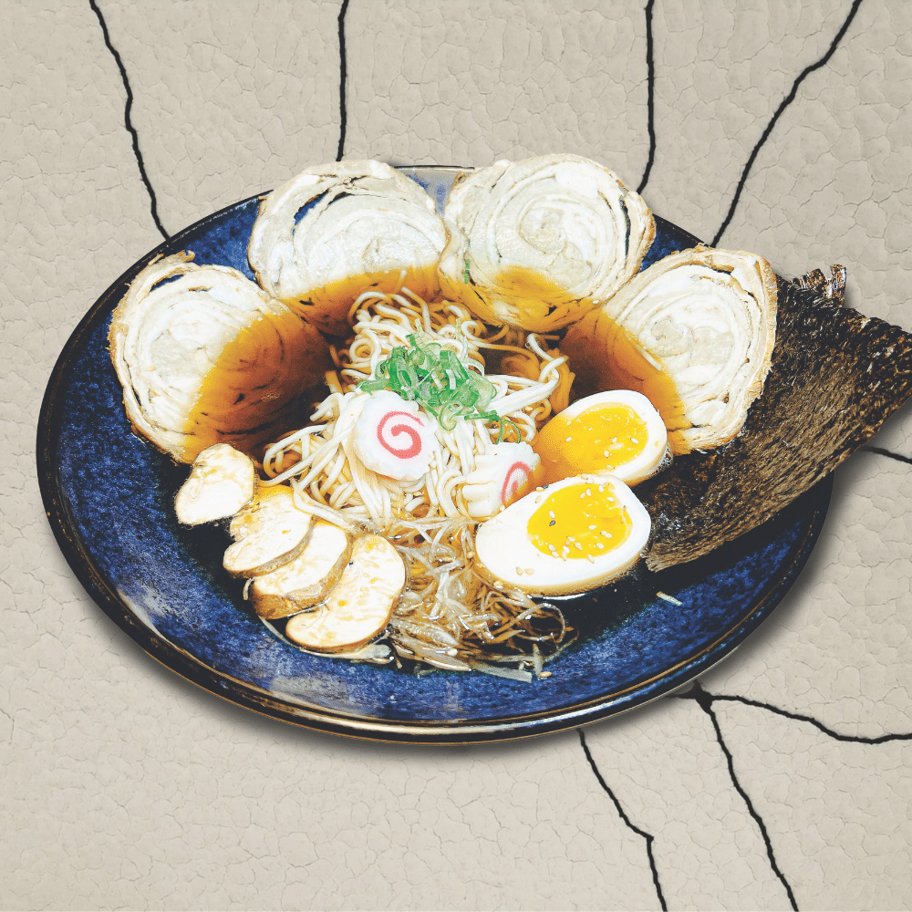 Ramen au bouillon savoureux, accompagné de tranches de poulet, œuf mollet, narutomaki et légumes frais