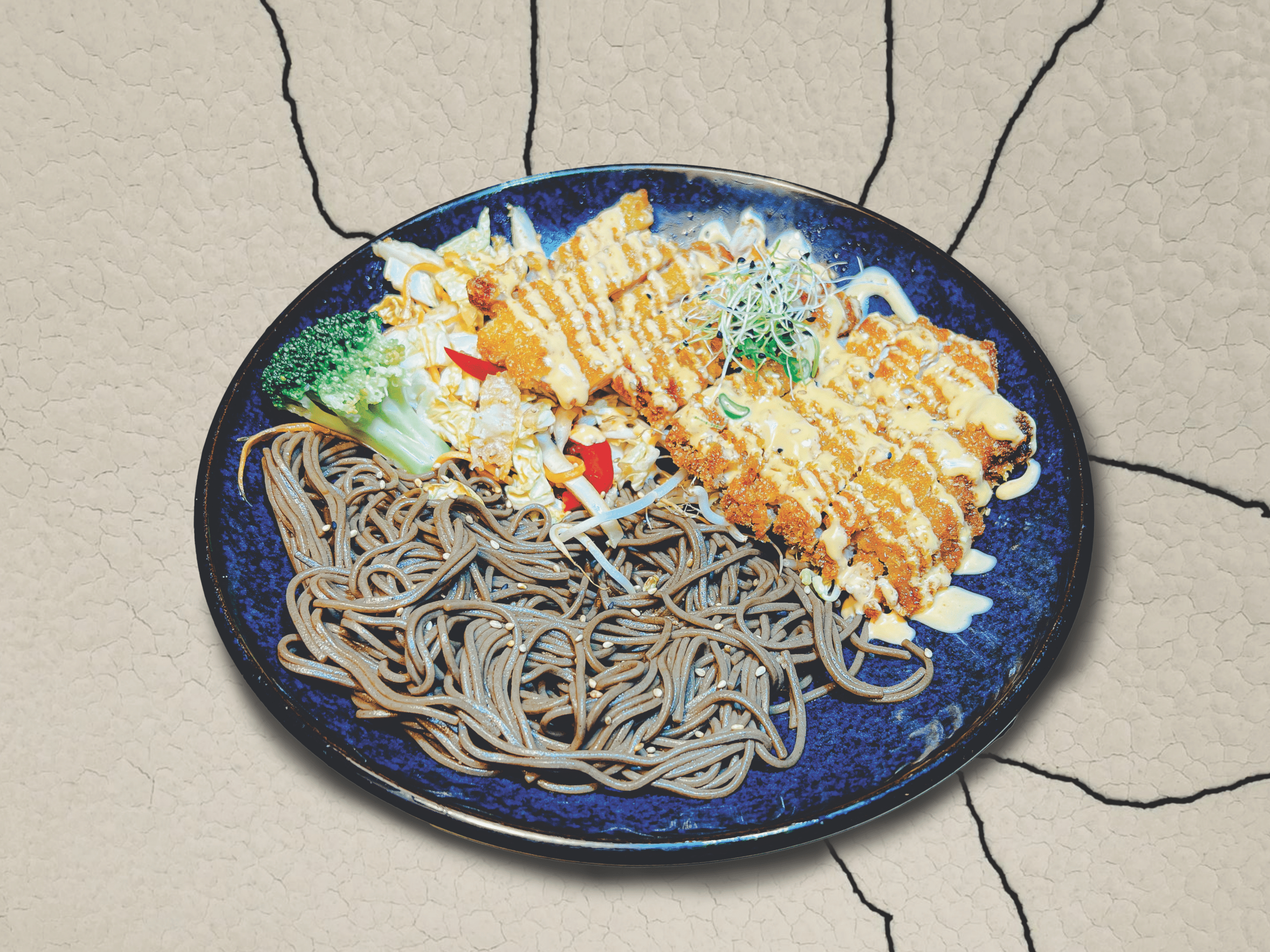 Soba Yakisoba avec des nouilles sautées, légumes croquants et sauce soja, garnis de poulet frit