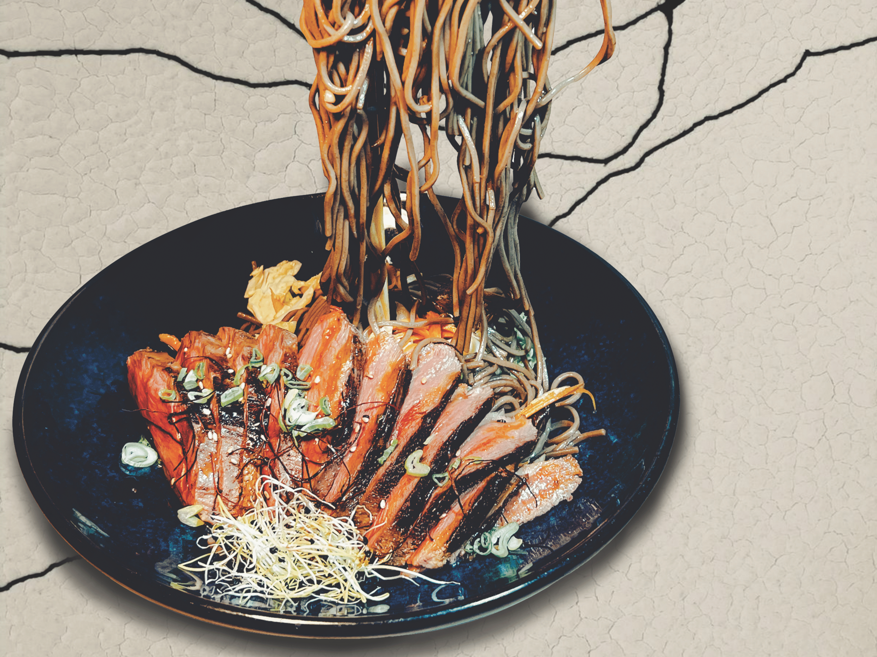 Nouilles de sarrasin accompagnées de tranches de viande grillée, servies avec des légumes frais et une touche de sauce savoureuse