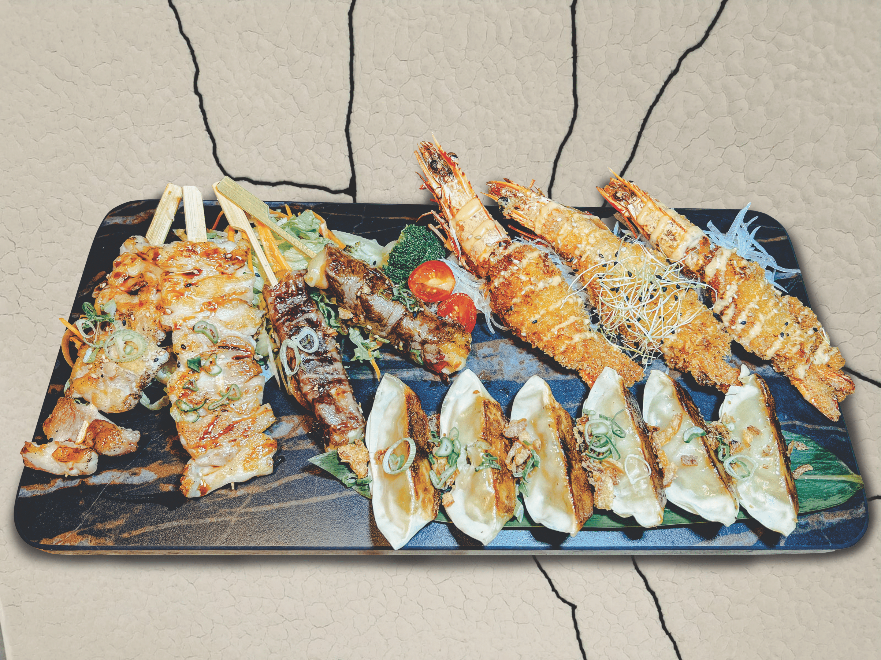 Assiette Saveur composée de brochettes grillées, crevettes frites, légumes croquants et sauce d'accompagnement