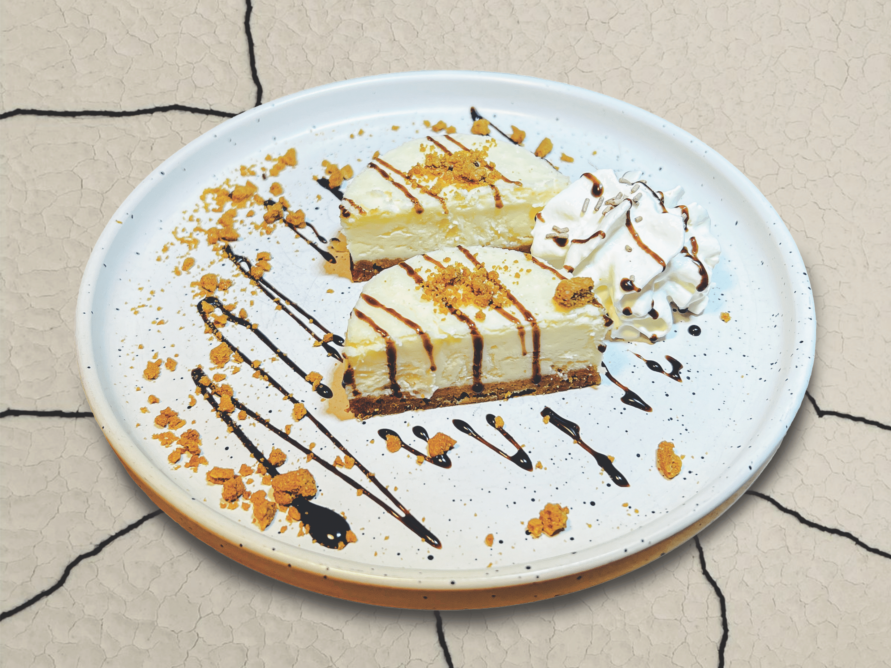 Une part de cheesecake crémeux accompagné de sauce au chocolat et d'une garniture de chantilly sur le côté