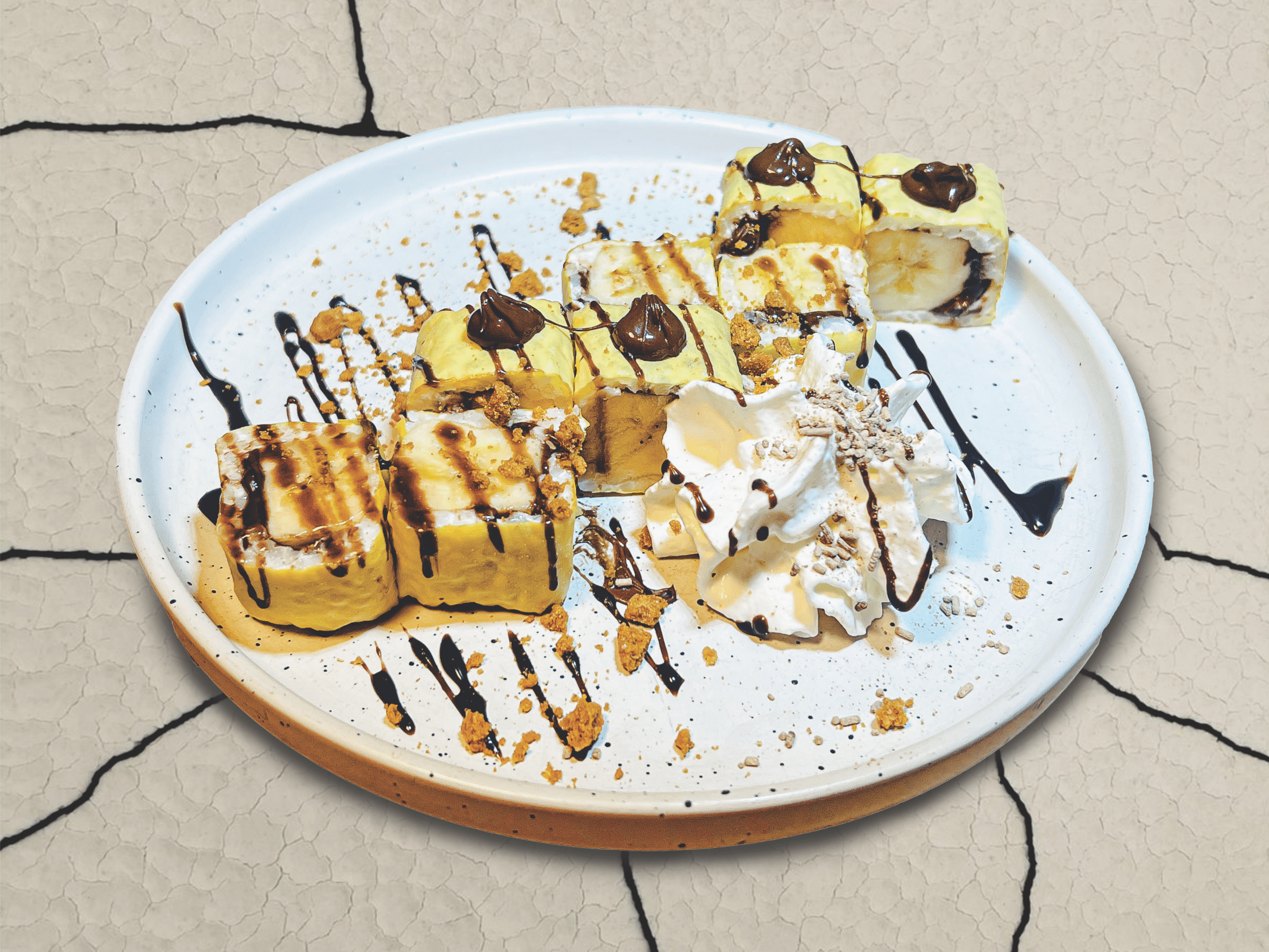 Des makis de sushi garnis de banane, enveloppés dans des algues et présentés avec une touche de sauce sucrée