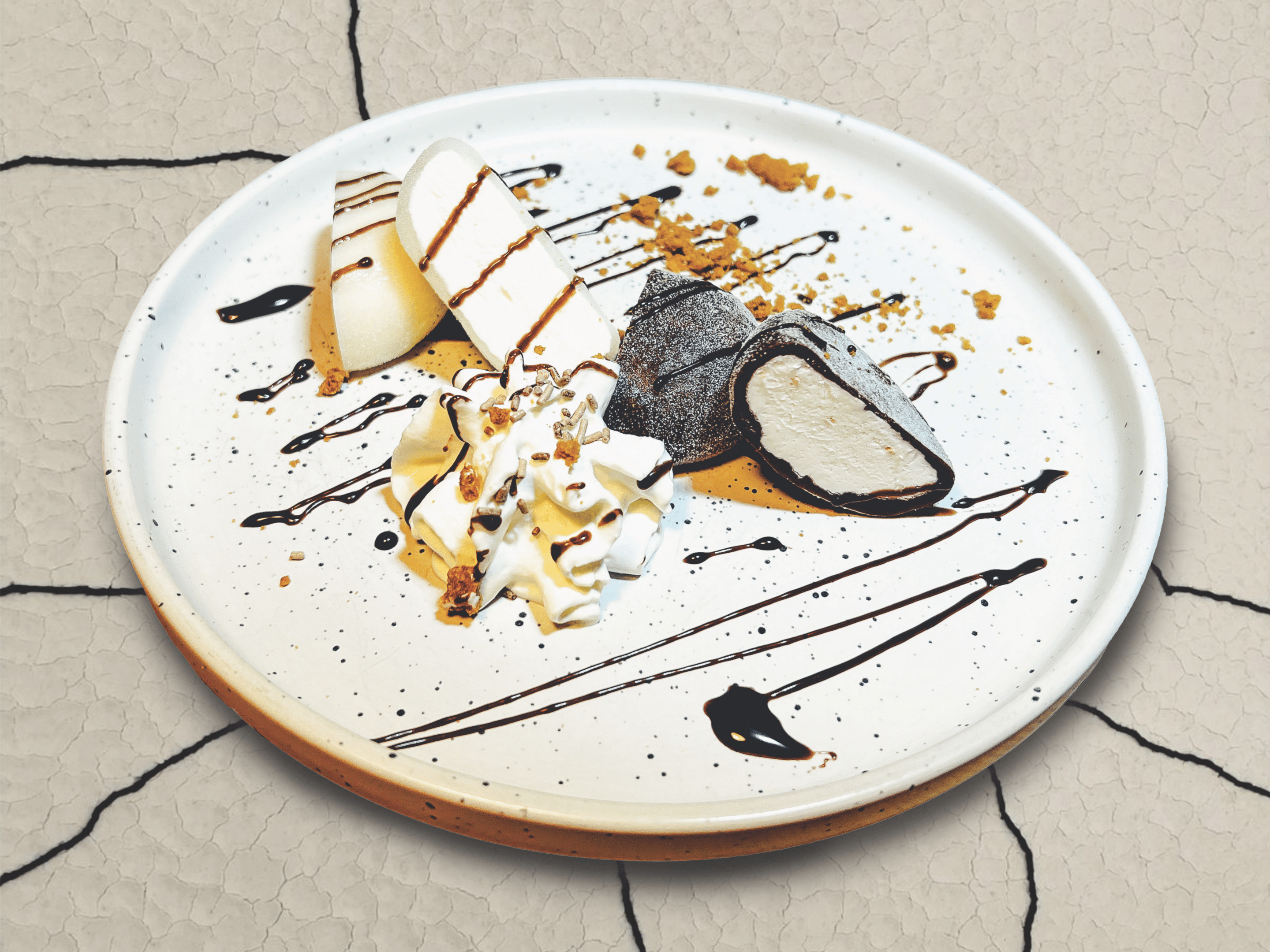 Des mochis, petites boules de pâte de riz gluant, fourrées de crème et accompagnées de chantilly et sauce au chocolat