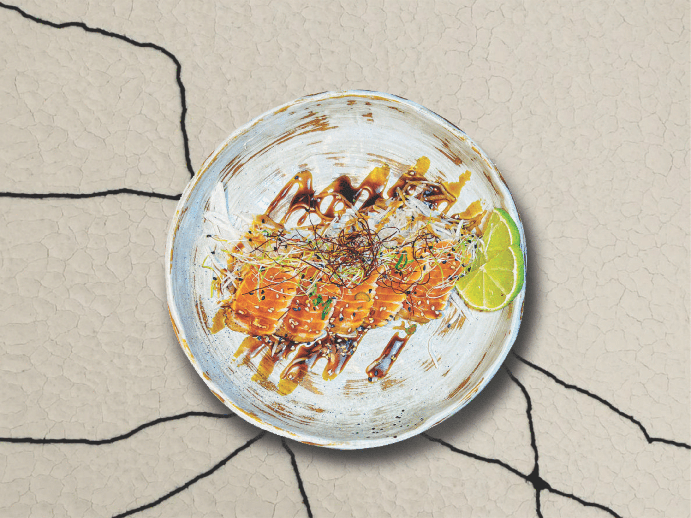 Tataki de saumon légèrement saisi, accompagné d'herbes fraîches et d'une sauce soja sucrée