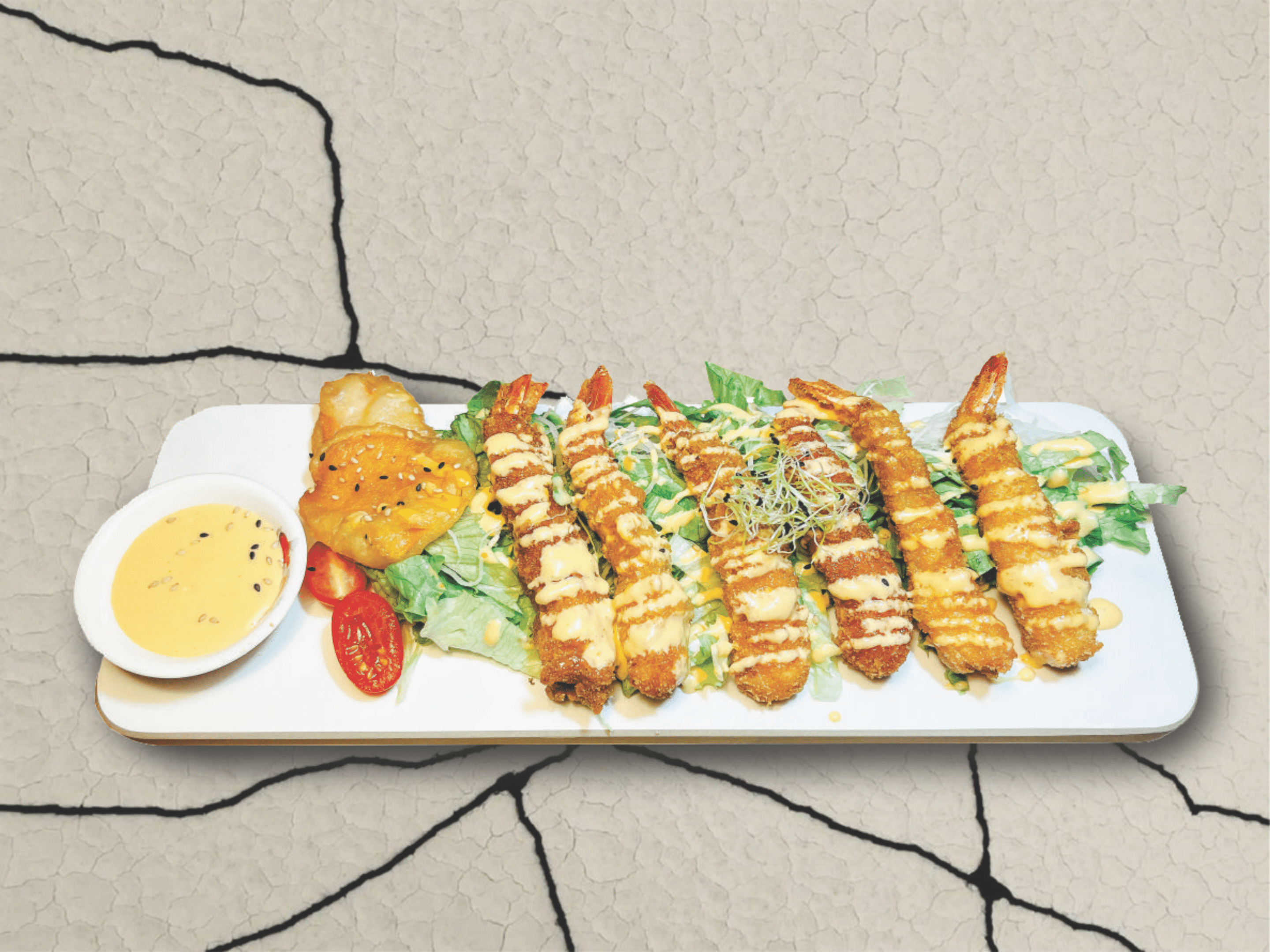 Brochette de crevettes grillées, accompagnée d'une sauce savoureuse et de légumes frais